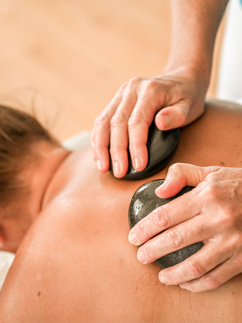 Durchführung einer LaStone® Massage