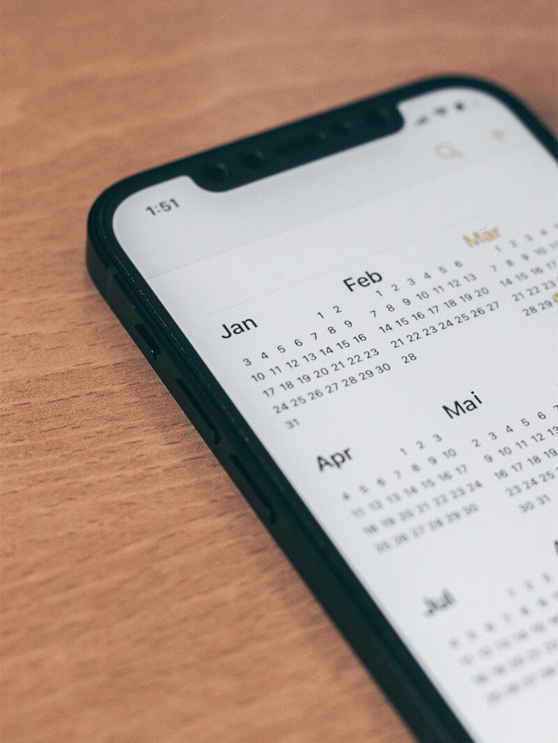 Handy mit Kalender auf Display